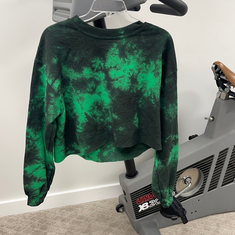 Cropped green and black tie dye sweatshirt